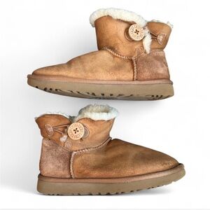 UGG Bailey Button sheepskin boots – chestnut